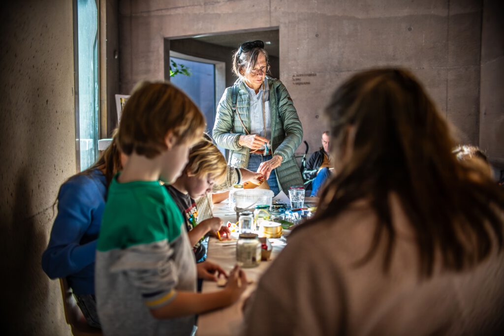 Bezoekers tijdens een workshop bij Houtfort